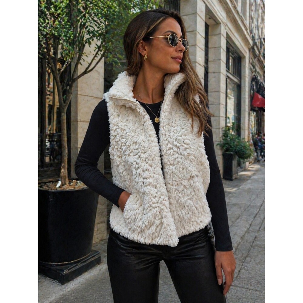 Betsey Johnson Faux Fur Vest Women’s M Cream Embossed Floral Teddy Cozy Y2K Chic